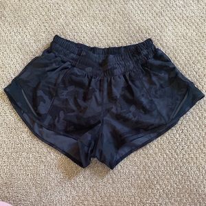 Lululemon black camo size 4 shorts